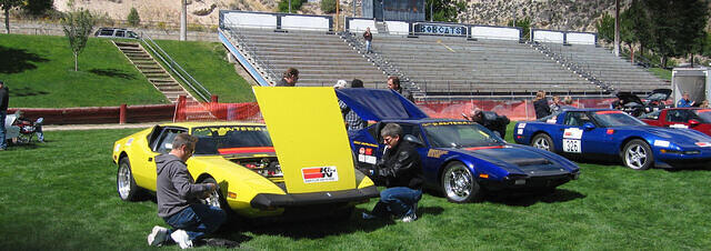 BULLDOG & JB PUTTING SPONSOR DECALS ON